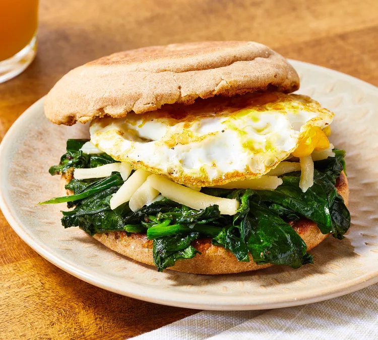 Egg, Spinach & Cheddar Breakfast Sandwich